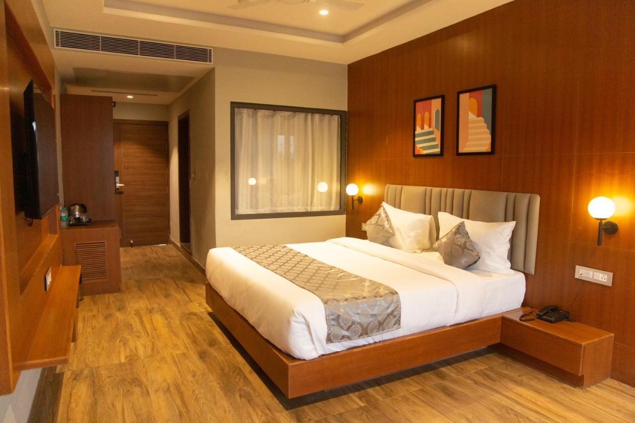 Hotel Westend Udaipur Exterior photo